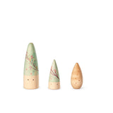 Drei kegelförmige Grapat Spielfiguren aus Holz, die in Pastelltönen bemalt sind.