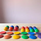 Alle 30 Teile von Grapat buntes Rundes "Round" mit 12 Halbkugeln, 12 Buckelplättchen und 6 Kugeln in Regenbogenfarben sortiert aufgelegt.