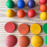 Grapat buntes Rundes "Round" mit 12 Halbkugeln, 12 Buckelplättchen und 6 Kugeln in Regenbogenfarben - ein Teil des Materials von oben.