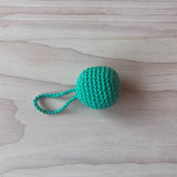 Ein smaragdgrüner Häkelball mit Schlaufe von Kokomoo.