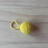 Ein sonnengelber Häkelball mit Schlaufe von Kokomoo.