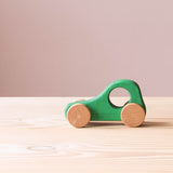 Erstes Holzauto in grün zum Greifen und Spielen für Babys von Kokomoo.