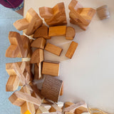 Holzbausteine Wald und X-Klötze von Baupsiel nebeneinander.