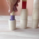 Ein Spielfigir von Grapat Familie Knospe wird in einen Grapat "Beehive Cups" gerillten Holzbecher gesteckt.