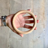 1 Stück Grapat "Big Hoop" Holzring liegt auf einer Handfläche.