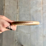 Ein großer Grapat Holzring "Big Hoop" gehalten, seitlich zu sehen, die Verarbeitung und Maserung des Buchenholzes ist gut zu erkennen.