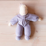 Kuschelpuppe "Viola" von Grimms mit fliederfarbenen Pyjama und rosa Haube.