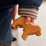 Ein Kleinkind hält den Greifling Hund von Ostheimer in der Hand.