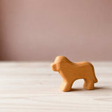 Der Babygreifling Hund von Ostheimer aus geöltem FSC-zertifiziertem Holz.