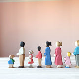 Ostheimer menschliche Spielfiguren stehen in einer Reihe und schauen alle nach links.