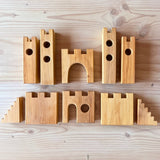 Alle zehn Teile der Ritterburg Holzbausteine von Bauspiel aufgelegt auf dem Boden.