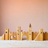 Ritterburg Holzbausteine von Bauspiel aufgebaut als Burg, mit zwei Figuren darauf.