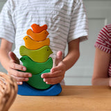 Das Steckspiel Vogel von Glückskäfer wird links und rechts von Kinderhänden gehaöten.