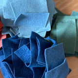 Filzreste in verschiedenen Blautönen als Filzreste-Paket "Wasser" für freies Spiel oder basteln.