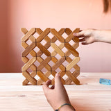 X-Klötze Holzbausteine von Bauspiel zu einer Mauer mit quadratischen Löchern zusammengebaut.