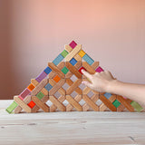 Zu einer Pyramide aufgebaute X-Klötze von Bauspiel, dazwischen Lichtwürfel und Lichtbauquader.