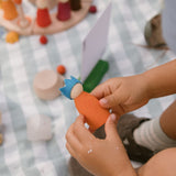 Die König oder Geburtstagskindfigur aus dem Grapat "Your Day" Ergänzungsset zum Jahreskalender gehalten von Kinderhänden.