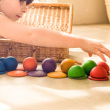 Ein Kind spielt mit den Buckelplättchen, Halbkugeln und Kugeln von Grapat Buntes Rundes "Round".