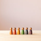 Die drei Spielfiguren Grapat "3 dark warm Nins" aus Holz stehen neben den drei "3 dark cold Nins" von Grapat, Freunde der Sonne und Freunde des Monds bei Kokomoo.
