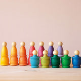 12 Nins Spielfiguren aus Holz von Grapat stehen auf oder in den farblich passenden Grapat Mates Holztöpfchen.