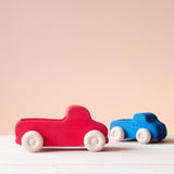 Grimms großer Lastwagen in rot und Grimms kleiner blauer Lastwagen.