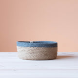 Jutekorb rund mit grau-blauem Rand von Respiin, Durchmesser 21cm, 8,5cm hoch.