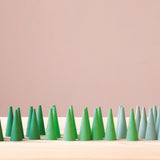 Grapat "Green Cone" - grüne Mandala Steine in Kegelform für das freie Spiel nebeneinander aufgestellt.