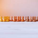 Das Mandala Legesteine Steine Set "Kürbisse" von Grapat mit 36 kleinen Holzkürbissen in drei verschiedenen Orangetönen.