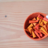 Grapat Mandala orange Kegeln, 36-teiliges Set in einem orangen Jutekörbchen.