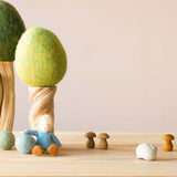 Zwei Bäume aus Schwemmholz und Filz, ein kleines Filzpüppchen, Filzkugeln und drei kleine Holzpilze - eine schöne kleine Spiellandschaft.