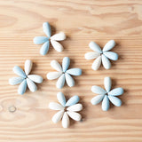 Grapat "Snowflakes" Mandala Schneeflocken Legematerial, 36-teiliges Set in weiß und blau, zu fünf Blüten geformt.