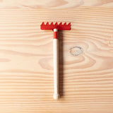 Glückskäfer Metallrechen in rot zum Sandspielen, mit Holzgriff.