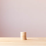 Sechs Grapat "Coins" Holzplättchen für das freie Spiel sind zu einem Turm gestapelt.