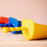 Die für kleine Kinder perfekten Griffe der Sandschaufeln.