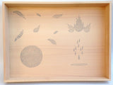 Sandwanne aus Holz von Grapat mit natürlichen Symbolen bemalt.