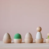 Grapat Bowls Holzschälchen für heuristisches Spiel in einer Reihe aufgestellt, darin befinden sich Holzeier, Häkelbälle oder Holzfiguren zum Spielen.