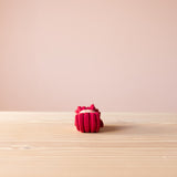 Die Stulpen für Babys und Kinder in der Farbe Kirsche, ein leuchtendes Rot.