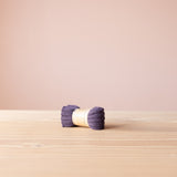 Die Stulpen für Babys und Kinder in der Farbe Lavendel.