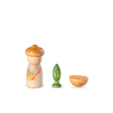 Drei Spielfiguren aus Holz von Grapat Lucky Lucky 4:  ein Holzmännchen mit Hut und gemalter Umhängetasche, ein kleiner Kaktus und eine halbe Melone.