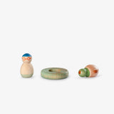 Drei Holzfiguren zum Spielen und Sammeln von Grapat Lucky Lucky 4: eine kleine Figur mit aufgemalter Brille und Schwimmkappe, ein Schwimmreifen und eine kleine Ente.