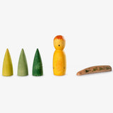 Drei Holzfiguren zum spielen von Grapat Lucky Lucky 4: ein gelber Löwe, eine Holzschlange und drei grüne Bäume aus Holz.