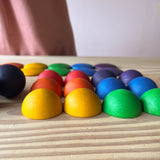 Die Halbkugeln von Grapat buntes Rundes "Round" ganz nah, sodass Farbe und Holzmaserung gut zu erkennen sind.