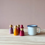 6cm große Emaille Tasse für Kinder mit Henkel neben Spielfiguren aus Holz von Grapat.