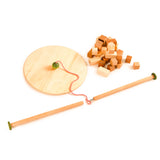 Das komplette Grapat "The Pendulum" Set: Holzstange zum Zusammenschrauben, Schnur mit Kugel und runder Holzplatte und verschieden große Holzbausteine in Quaderform. Alles liegt am Boden.