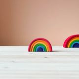 Der Mini Regenbogen von Grimms in den klassischen sechs Regenbogenfarben in der Breite 10,5 Zentimeter.