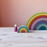 Der große Regenbogen Pastell von Grimms, davor der Mini Regenbogen Pastell mit sechs verschiedenen Farben.