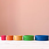 Die Schälchen des Grimms Stapelbecher Set Blau nebeneinander, der größte der Stapelbecher ganz rechts ist blau, der kleinste ist rot, ganz links.