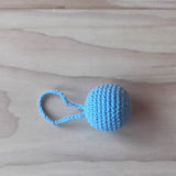 Ein hellblauer Häkelball mit Schlaufe von Kokomoo.