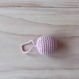 Ein rosa Häkelball mit Schlaufe von Kokomoo.