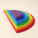 Grimms Regenbogen Bauplatten übereinander gestapelt zu einer Halbkreis-runden Pyramide.